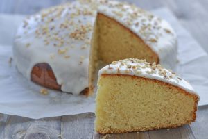 fetta di torta miele e mandorle