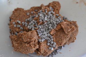 impasto per biscotti al cacao con gocce di cioccolato