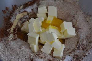 preparazione dei biscotti al cacao con gocce di cioccolato