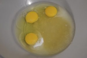 preparazione della ciambella integrale al miele