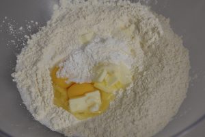 preparazione della crostata rosa del deserto