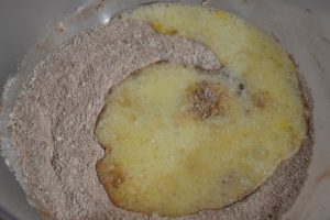 preparazione dei muffin integrali al cacao