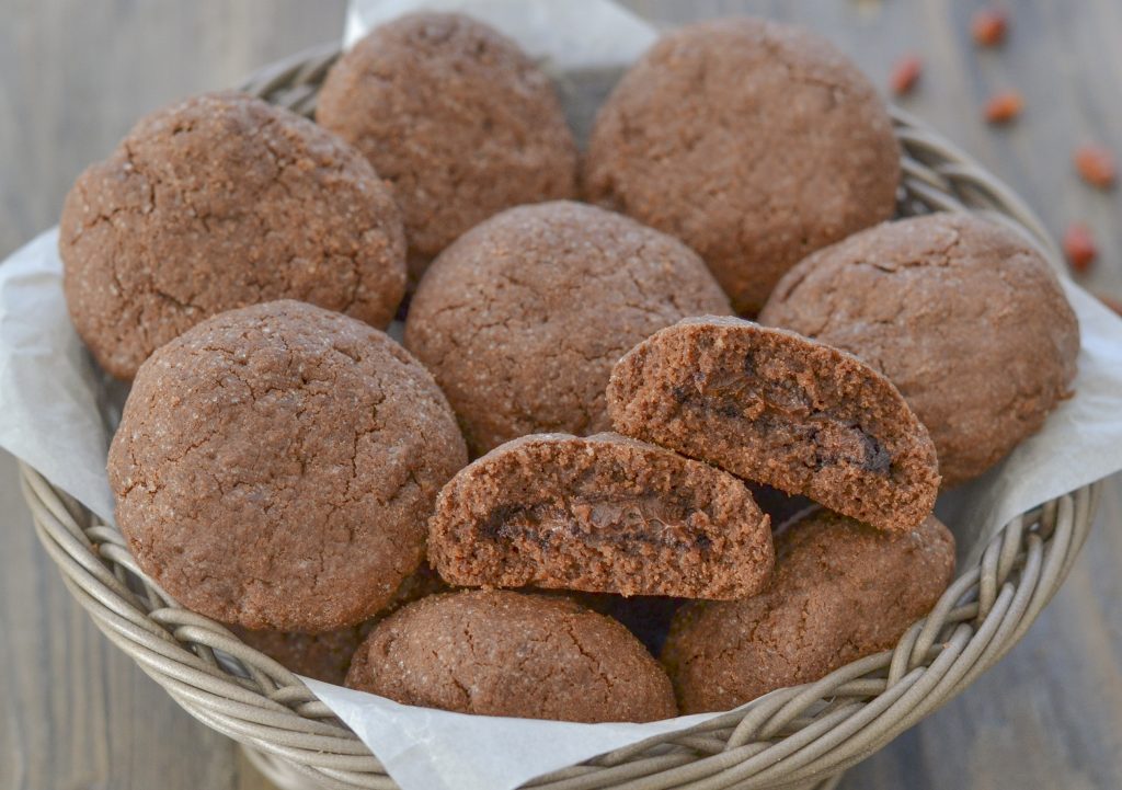 biscotti al cacao e peperoncino con crema alle nocciole