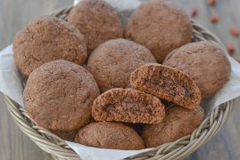 BISCOTTI AL CACAO E PEPERONCINO RIPIENI DI CREMA ALLE NOCCIOLE