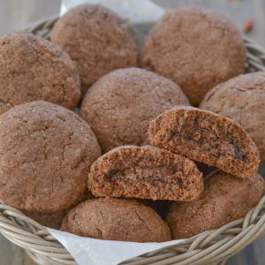 biscotti al cacao e peperoncino con crema alle nocciole