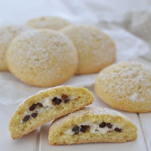 biscotti ripieni di ricotta e gocce di cioccolato fondente
