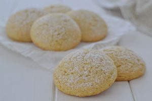 biscotti ripieni di ricotta e gocce di cioccolato sfornati