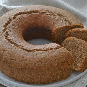 ciambella con farina integrale al farro sfornata