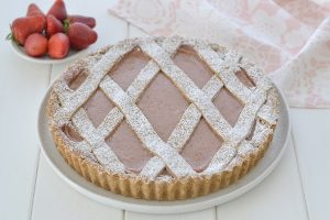 crostata integrale con crema alle fragole sfornata