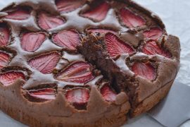 fetta di torta tenerina alle fragole e cioccolato cremosa