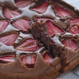 fetta di torta tenerina alle fragole e cioccolato cremosa