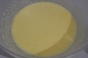 preparazione della ciambella con farina integrale al farro