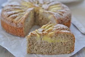 fetta di torta di mele al grano saraceno sfornata