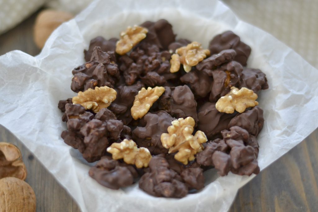 noci ricoperte di cioccolato fondente