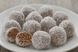 palline di cocco e cacao servite