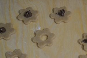 preparazione dei biscotti integrali con crema alle nocciole