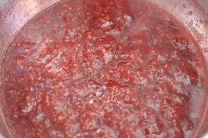 decorazione della torta pistacchio e lamponi