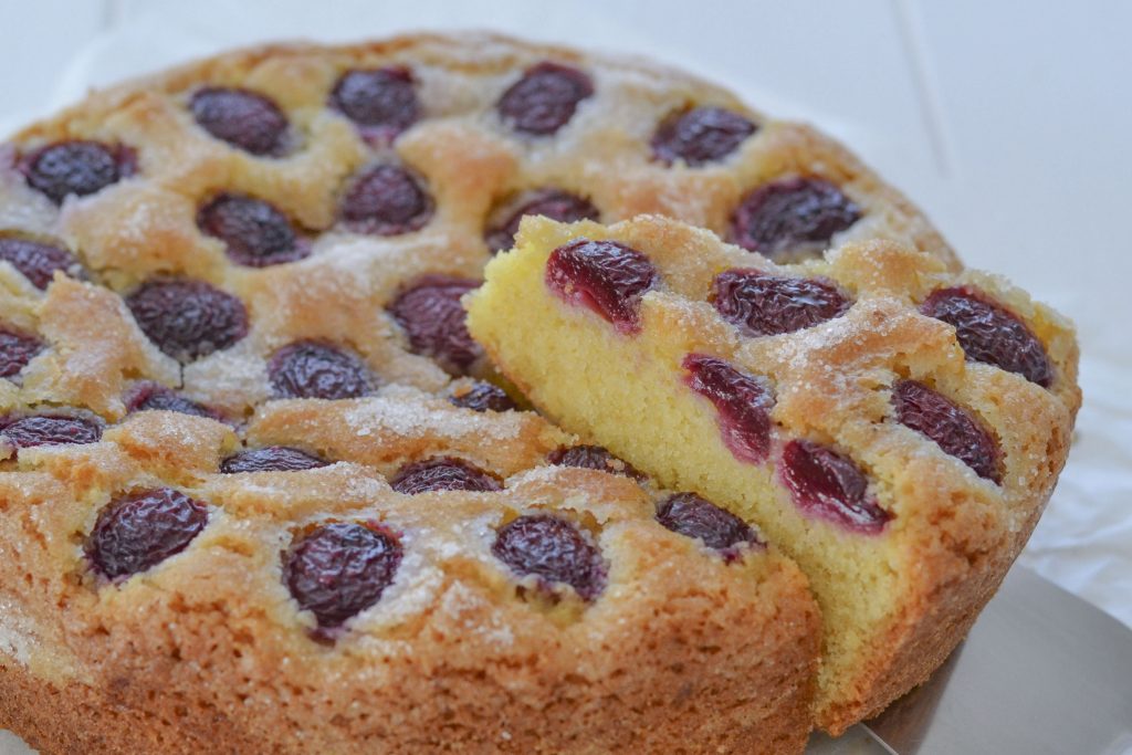 fetta di torta di ciliegie e mandorle al limone