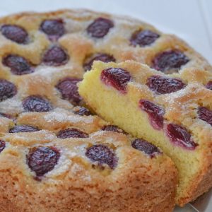fetta di torta di ciliegie e mandorle al limone