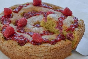 fetta di torta pistacchio e lamponi