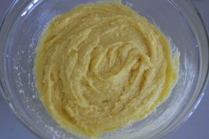 impasto della torta di ciliegie e mandorle