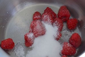 preparazione della decorazione per torta pistacchio e lamponi