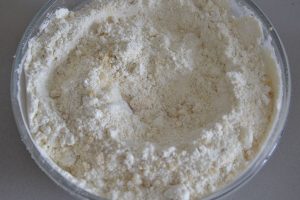 preparazione della torta nocciole e more