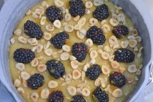 torta nocciole e more da infornare