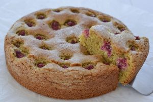 torta pistacchio e lamponi sfornata