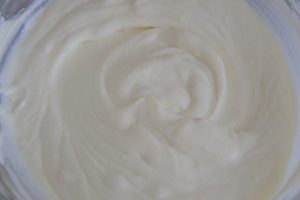 crema per torta fredda con pesche e amaretti