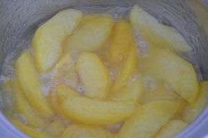 pesche per torta fredda con pesche e amaretti