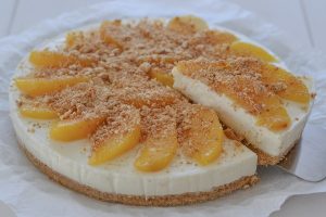 torta fredda con pesche e amaretti con yogurt