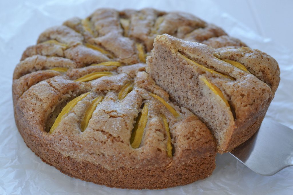 torta pesche e noci sfornata