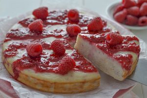 fetta di torta cremosa di ricotta e lamponi al limone