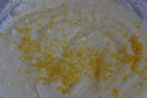 preparazione della torta cremosa di ricotta e lamponi