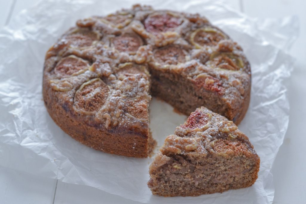 fetta di torta fichi e noci