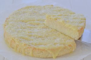 fetta di torta di riso al cocco con cioccolato bianco