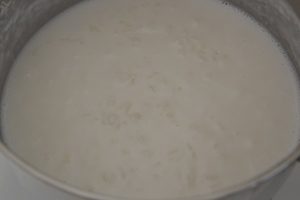 preparazione della torta di riso al cocco