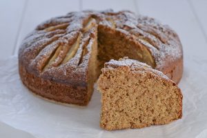 fetta di torta di pere con farina integrale