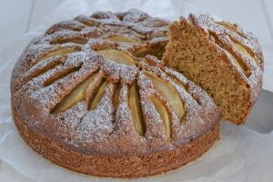 torta di pere con farina integrale sfornata