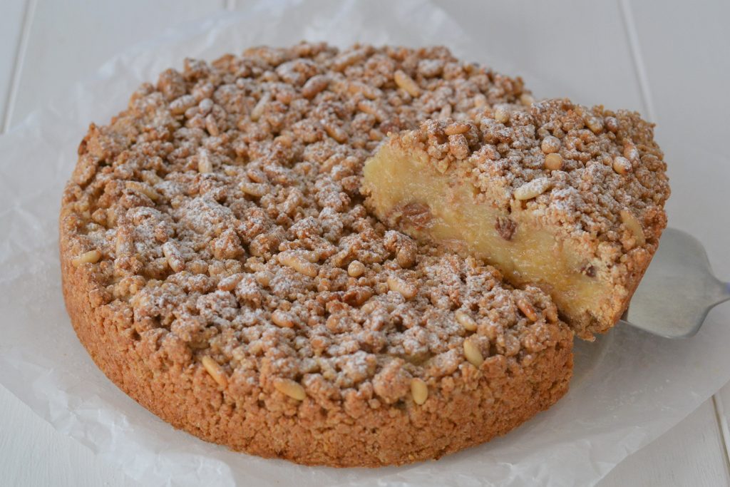 fetta di sbriciolata cuor di mela sfornata