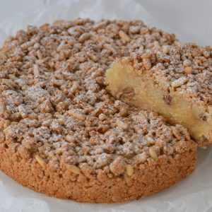 fetta di sbriciolata cuor di mela sfornata