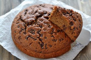 fetta di torta integrale con gocce di cioccolato