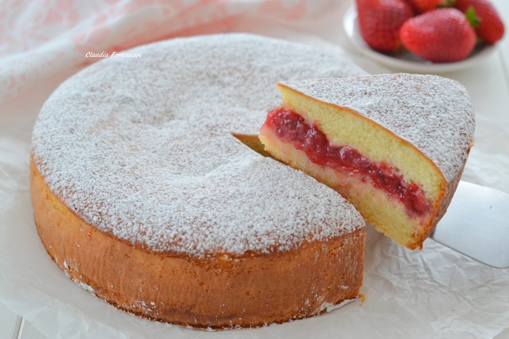 fetta di torta versata alle fragole