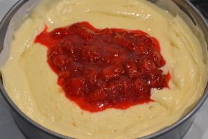 preparazione della torta versata alle fragole