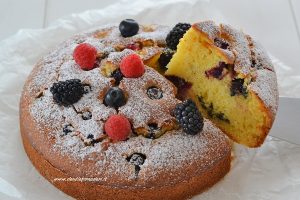 fetta di torta ai frutti di bosco