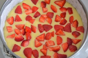 preparazione della torta di mele e fragole