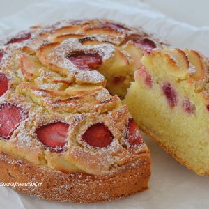 torta di mele e fragole soffice