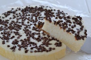 fetta di torta cremosa al cocco e cioccolato fondente