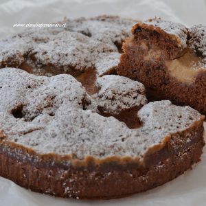 fetta di torta al cacao con crema al caffè